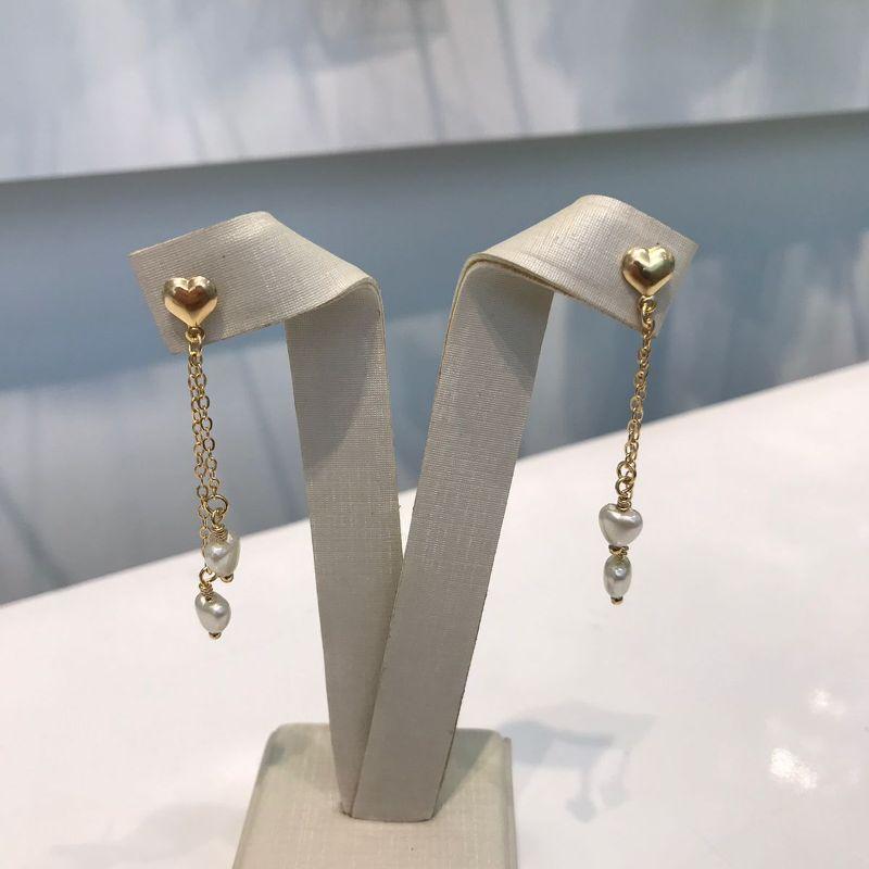 BRINCO DE ELOS PINGENTE CORAÇÃO PÉROLA BANHADO A OURO