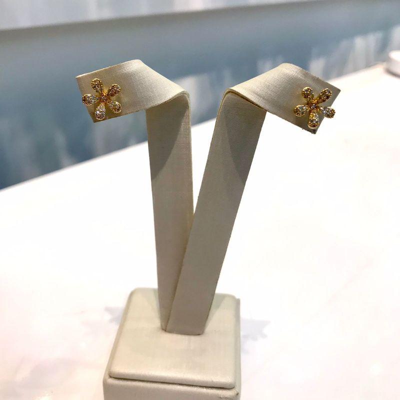 FLOR CRAVEJADA EM MICRO ZIRCÔNIA BANHADO A OURO