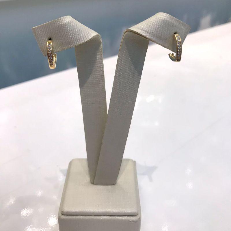 MEIA ARGOLA EM ZIRCÔNIA BANHADO A OURO