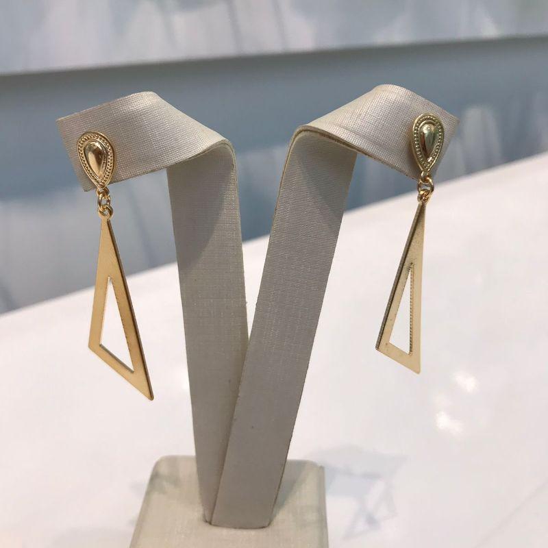BRINCO TRIANGULAR BANHADO A OURO