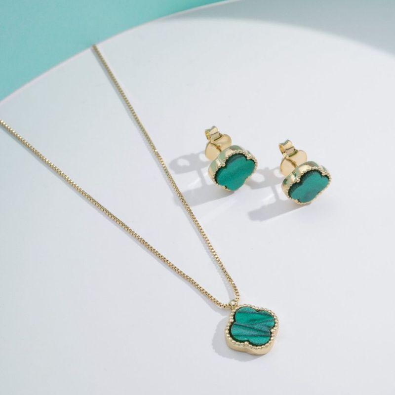 COLAR TREVO VERDE BANHADO A OURO