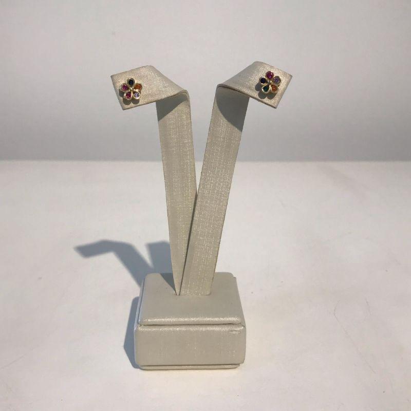 BRINCO FLOR EM ZIRCÔNIA COLORIDA BANHADO A OURO