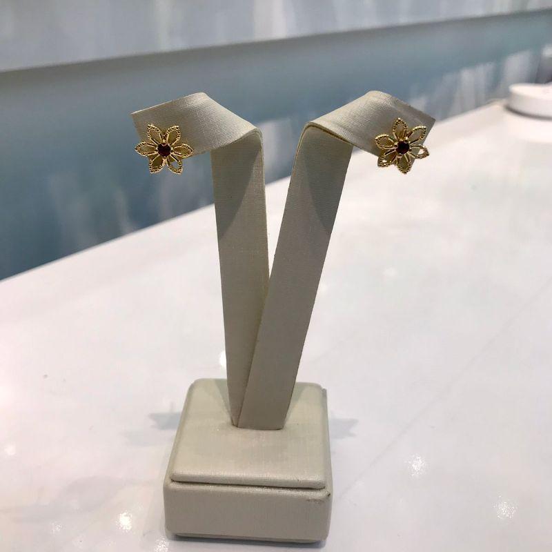 BRINCO FLOR ZIRCÔNIA VERMELHA BANHADO A OURO