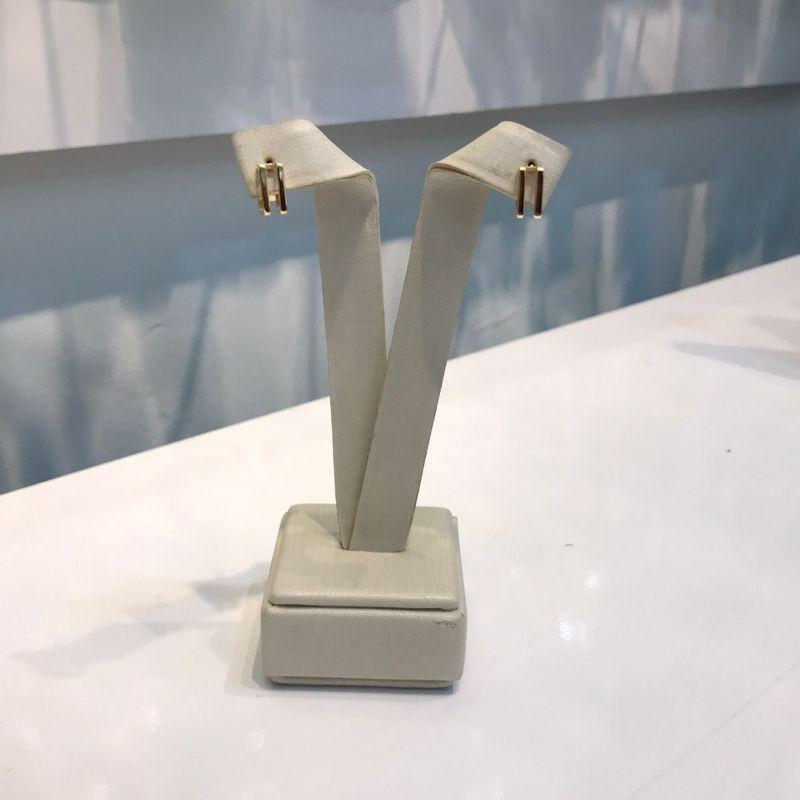 ARGOLINHA QUADRADA VAZADA BANHADO A OURO