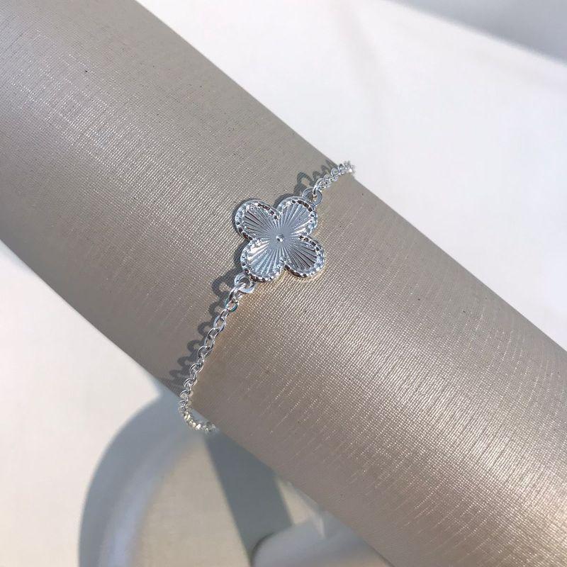 PULSEIRA TREVO EM ELO POTUGUÊS BANHADO A PRATA