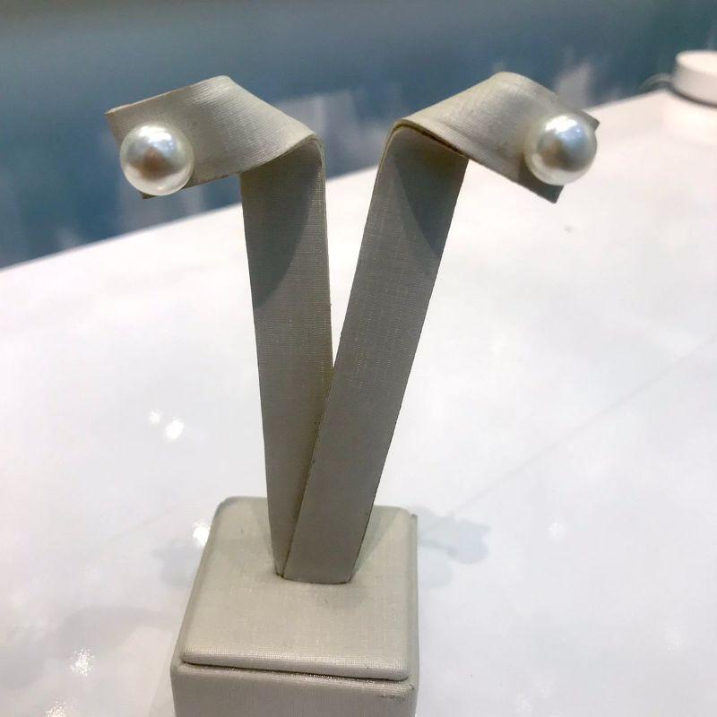 BRINCO DE PÉROLA FLAT BANHADO A OURO