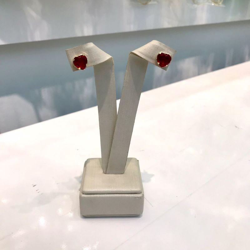 BRINCO CORAÇÃO RUBI BANHADO A OURO