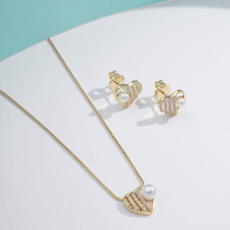 COLAR PÉROLA CORAÇÃO DETALHE EM ZIRCÔNIA BANHADO A OURO