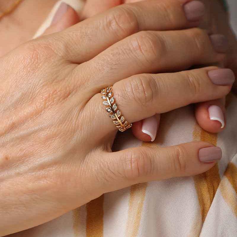 ANEL FOLHAS DETALHES EM ZIRCÔNIA BANHADO A OURO