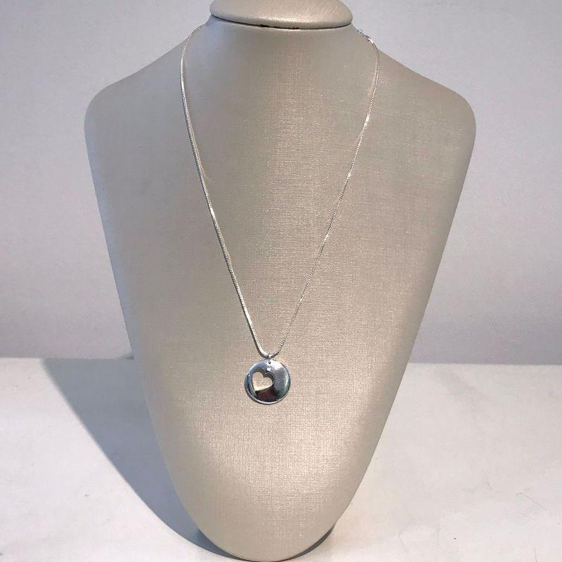 COLAR REDONDO CORAÇÃO VAZADO BANHADO A PRATA