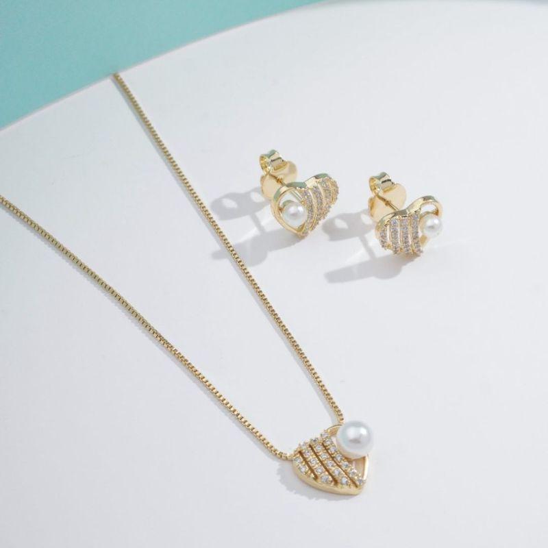 BRINCO PÉROLA CORAÇÃO DETALHE ZIRCÔNIA BANHADO A OURO