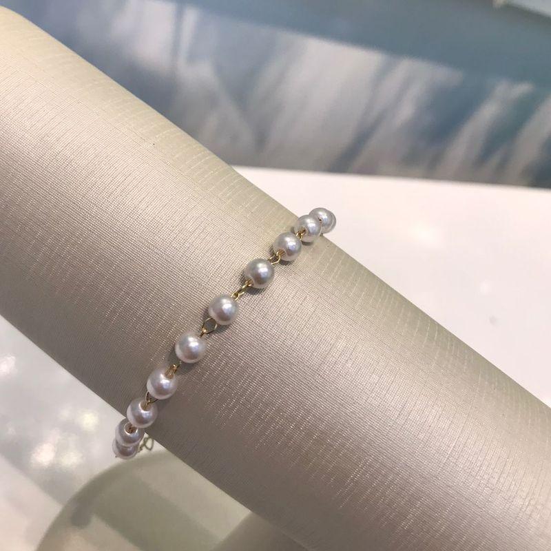 PULSEIRA DE PÉROLA E CORAÇÃO BANHADO A OURO