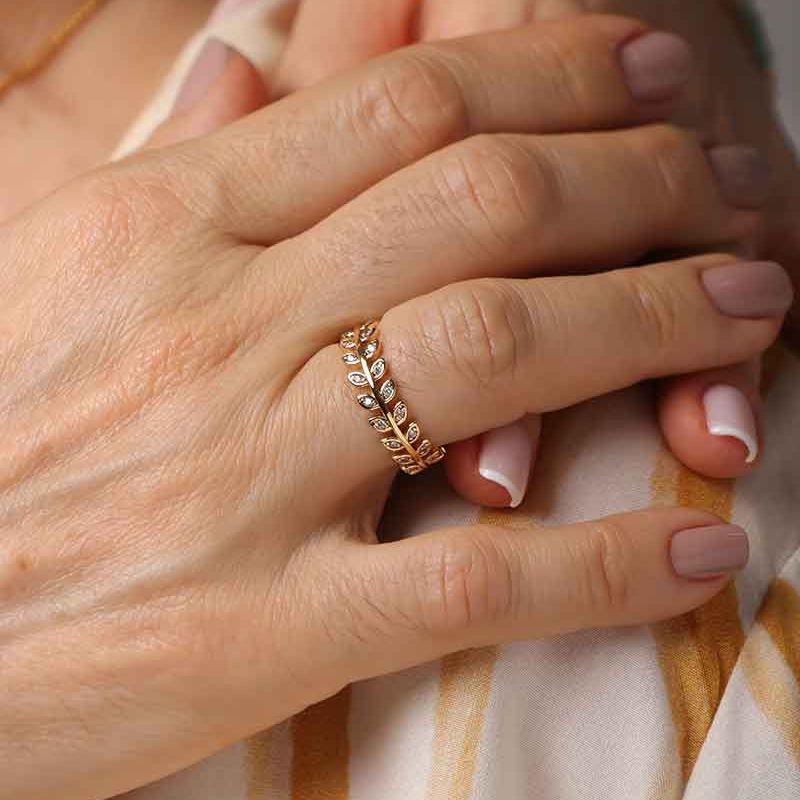 ANEL FOLHAS DETALHES EM ZIRCÔNIA BANHADO A OURO