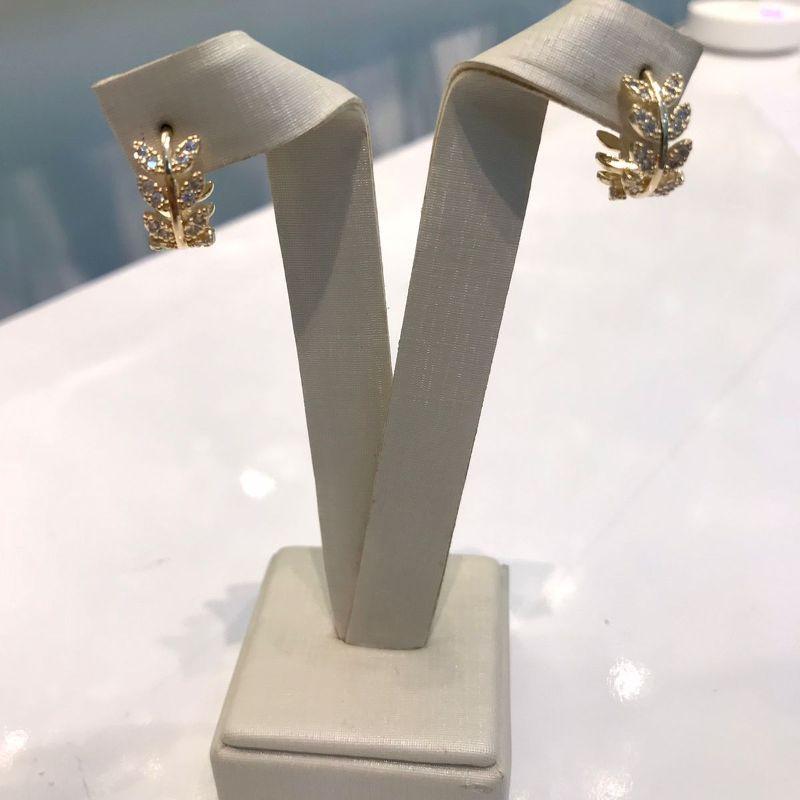 BRINCO FOLHAS EM ZIRCÔNIA BANHADO A OURO