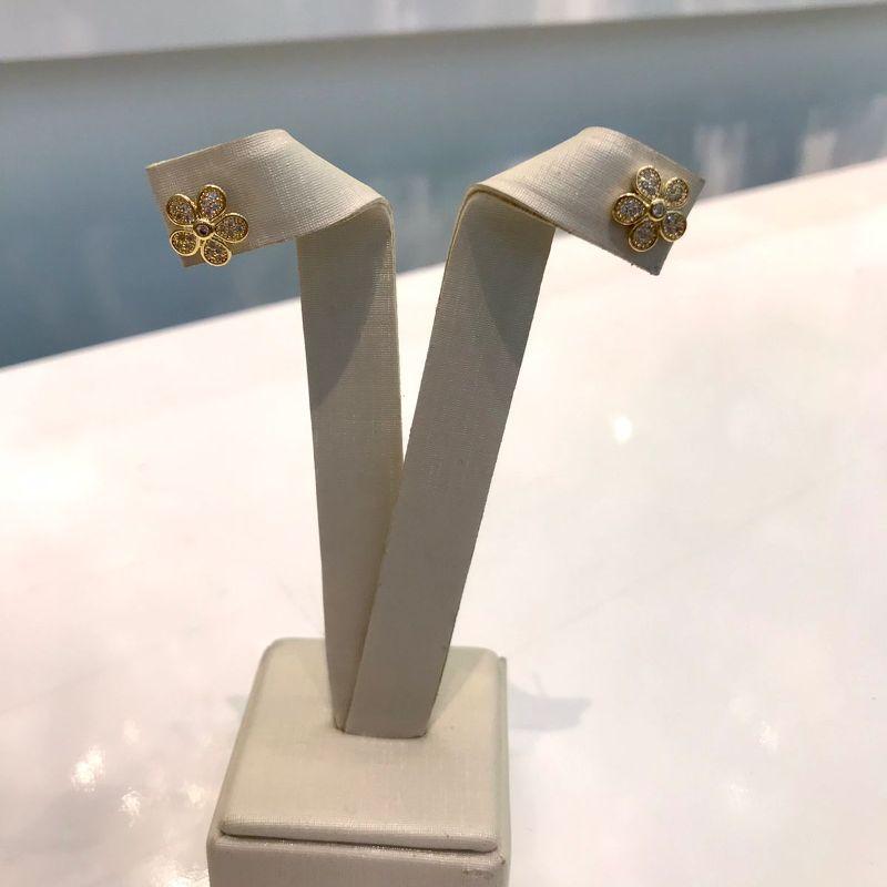 FLOR EM MICRO ZIRCÔNIA BANHADO A OURO