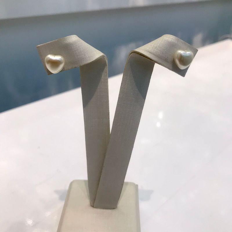 PÉROLA FORMATO CORAÇÃO BANHADO A OURO