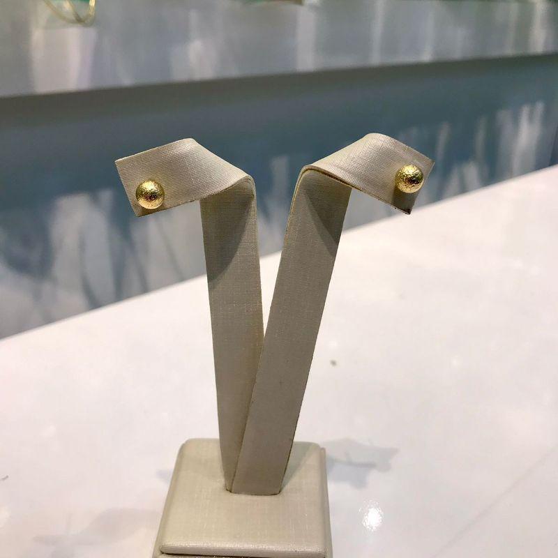 BRINCO ESFERA FOSCA TAM M BANHADO A OURO