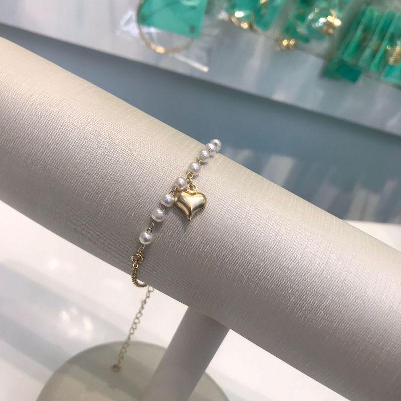 PULSEIRA DE PÉROLA PINGENTE CORAÇÃO BANHADO A OURO