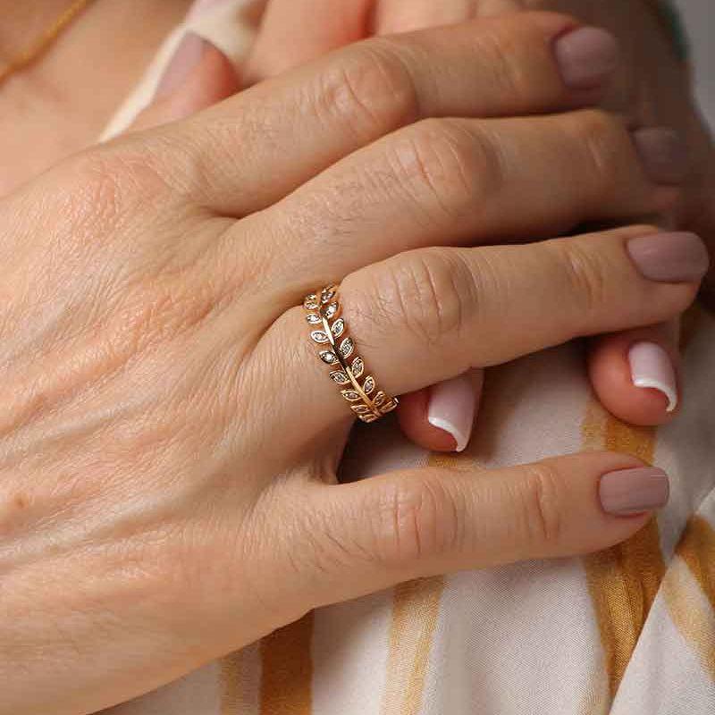 ANEL FOLHAS DETALHES EM ZIRCÔNIA BANHADO A OURO