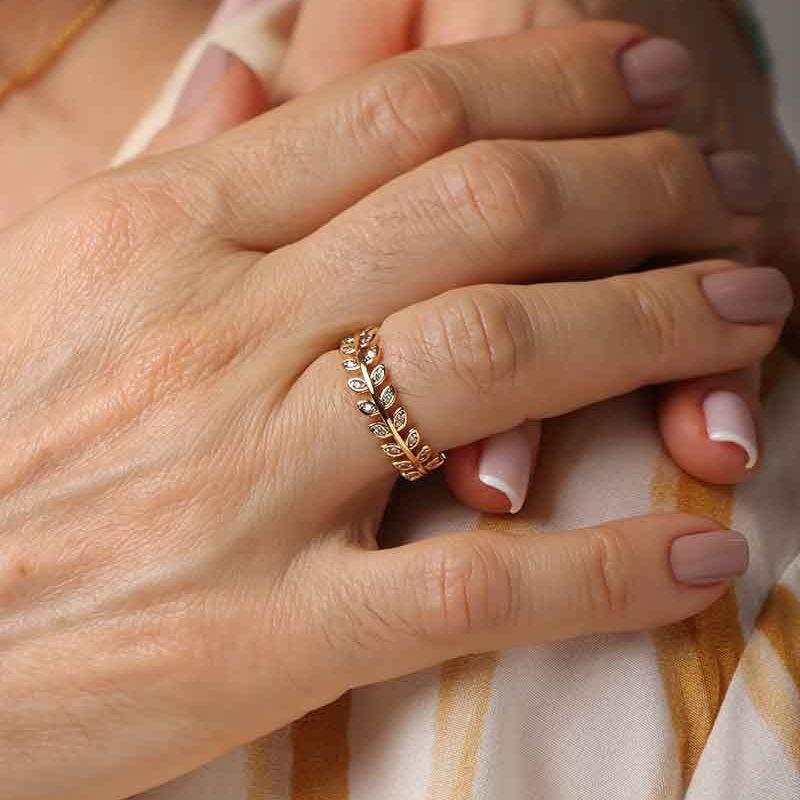 ANEL FOLHAS DETALHES EM ZIRCÔNIA BANHADO A OURO