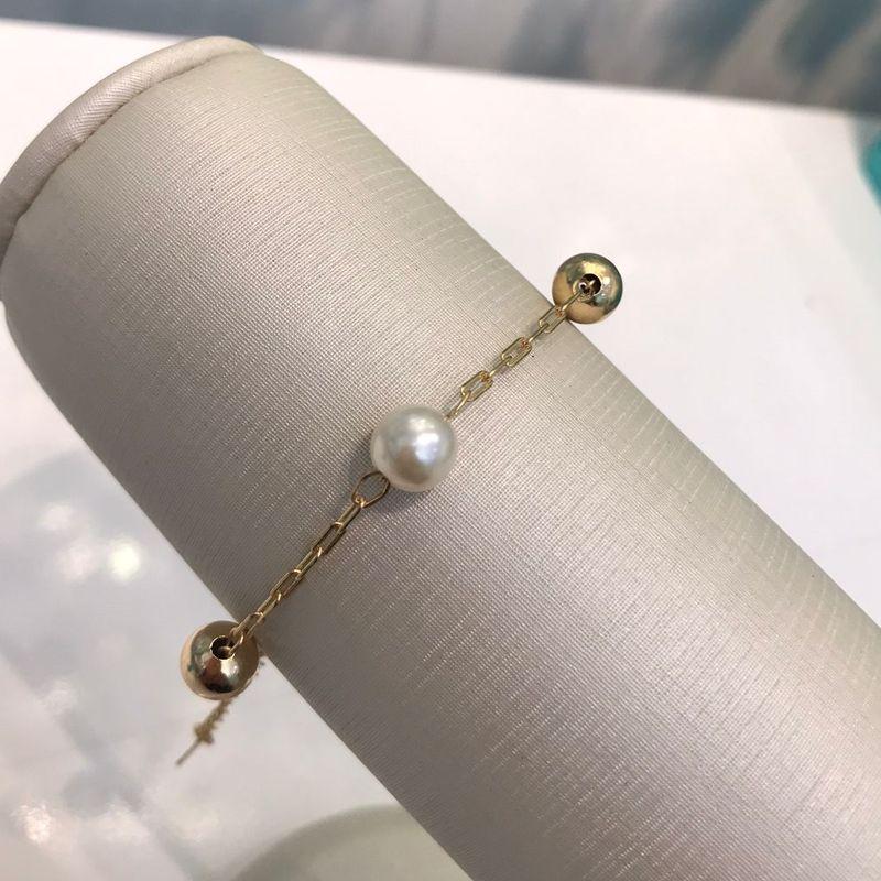 PULSEIRA PÉROLA COM ESFERA BANHADO A OURO