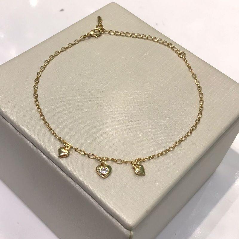 TORNOZELEIRA CORAÇÕES COM PONTO DE LUZ BANHADO A OURO