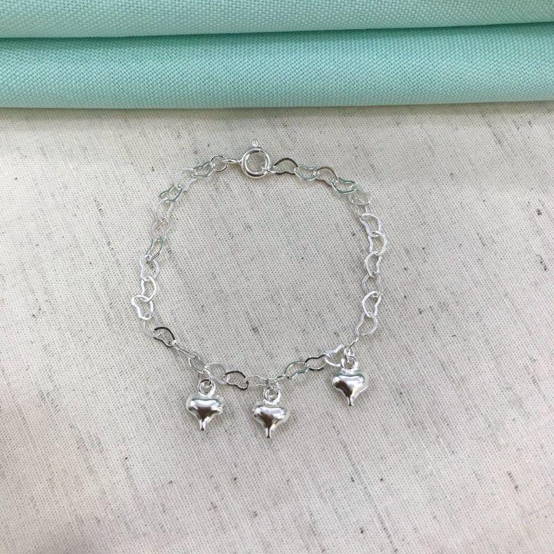 PULSEIRA CORAÇÃO VAZADA COM PINGENTES INFANTIL BANHADO A PRATA