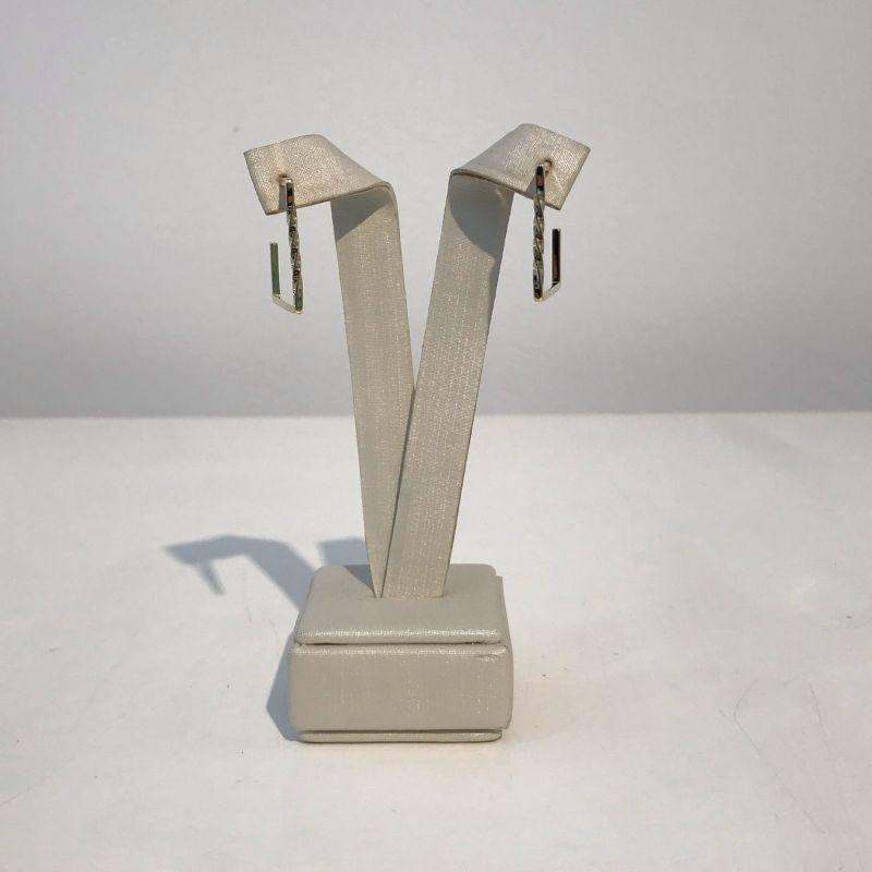 MEIA ARGOLA QUADRADA DETALHES BANHADO A OURO