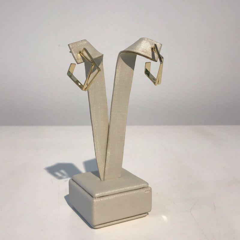 ARGOLA QUADRADA SOBREPOSTA BANHADO A OURO