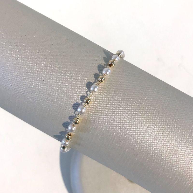 PULSEIRA DE PÉROLA E ESFERA BANHADO A OURO