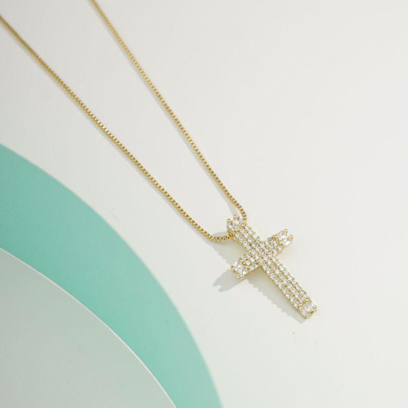 COLAR CRUZ FÉ EM ZIRCÔNIA BANHADO A OURO