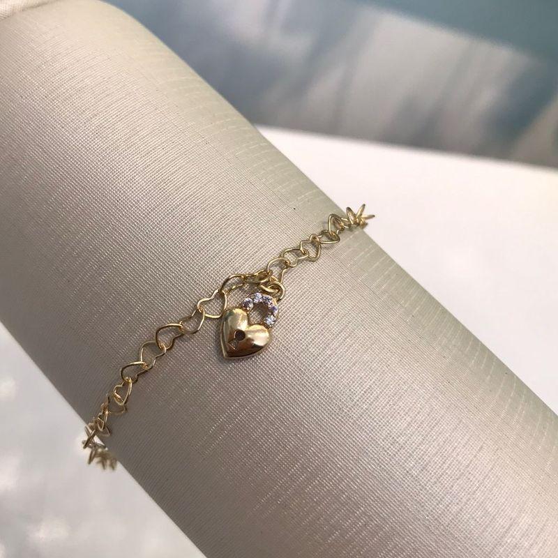 PULSEIRA CORAÇÃO VAZADA COM CADEADO EM ZIRCÔNIA BANHADO A OURO