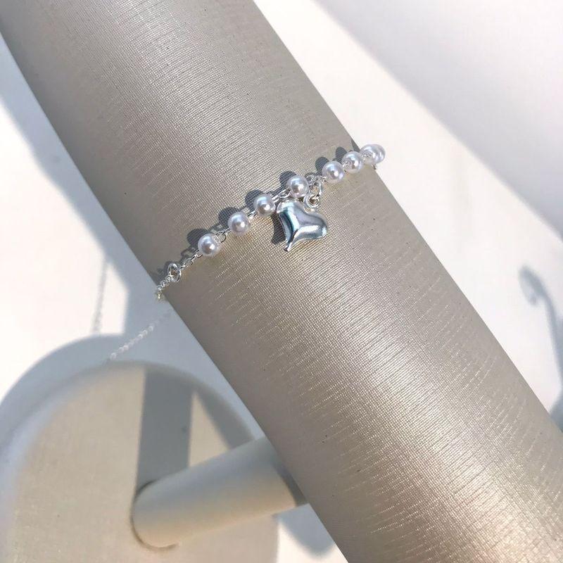 PULSEIRA DE PÉROLA PINGENTE CORAÇÃO BANHADO A PRATA