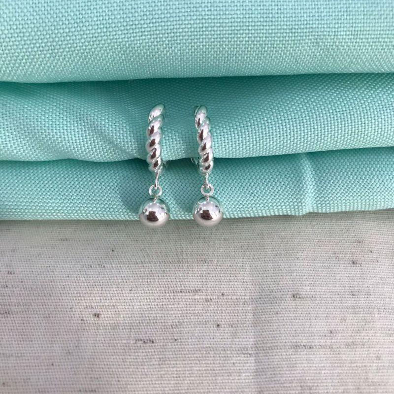 ARGOLINHA TORCIDA ESFERA BANHADO A PRATA