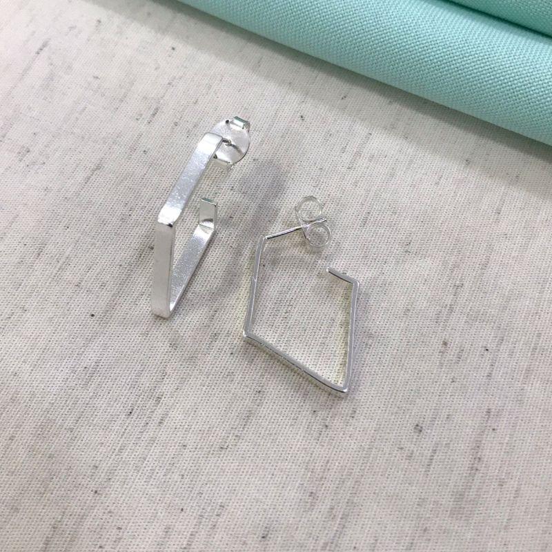 ARGOLA GEOMÉTRICA BANHADO A PRATA