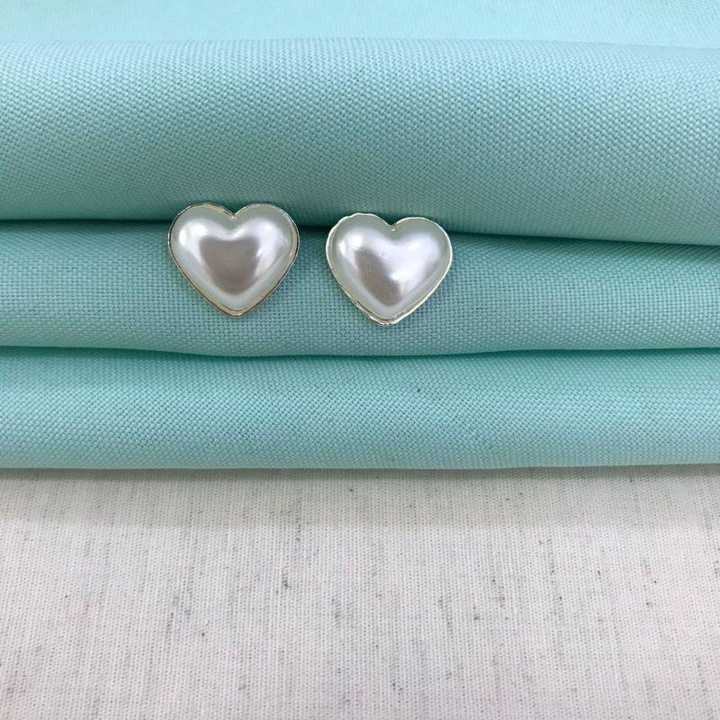 BRINCO PÉROLA CORAÇÃO TAM G BANHADO A PRATA