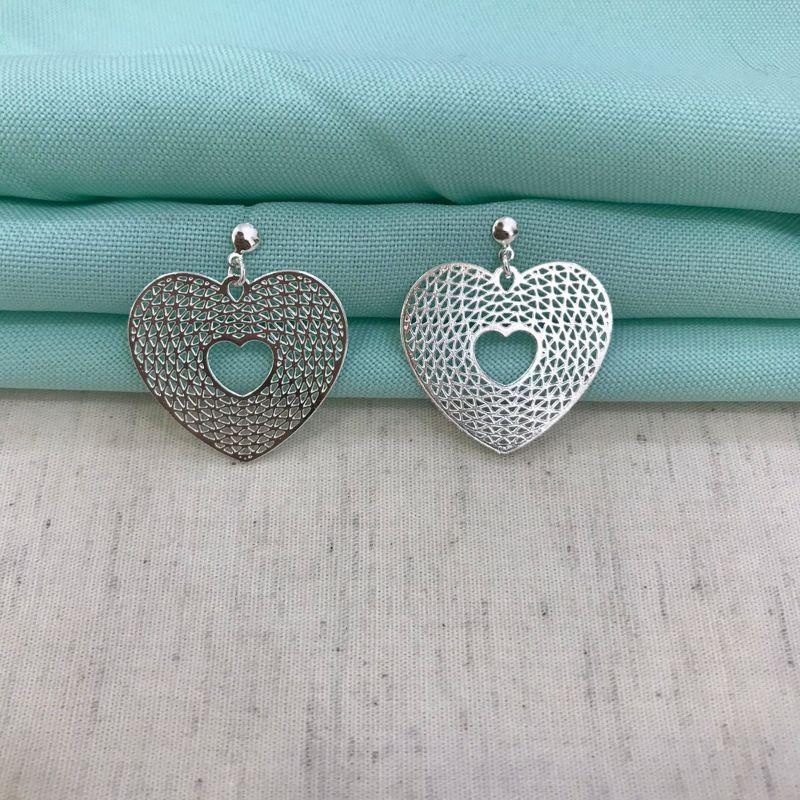 BRINCO CORAÇÃO RENDA BANHADO A PRATA