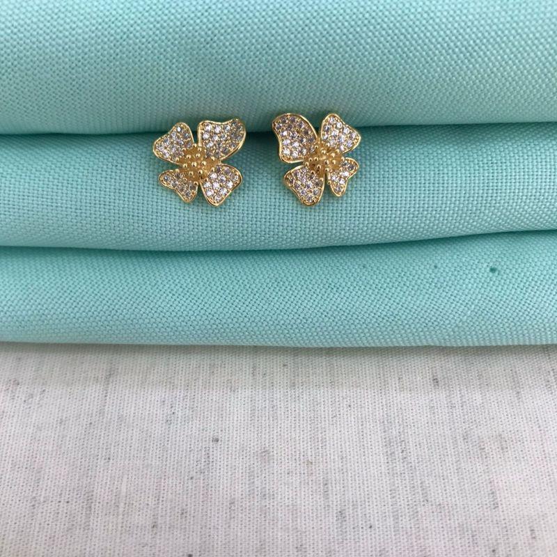 BRINCO FLOR DESIGN ZIRCÔNIA BANHADO A OURO