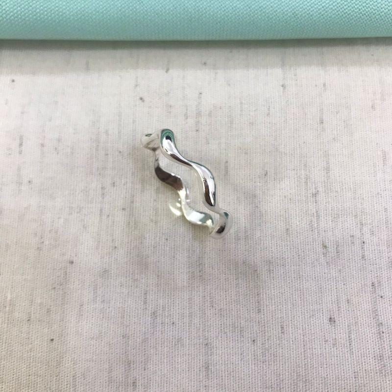 ANEL ONDULADO ORGÂNICO BANHADO A PRATA