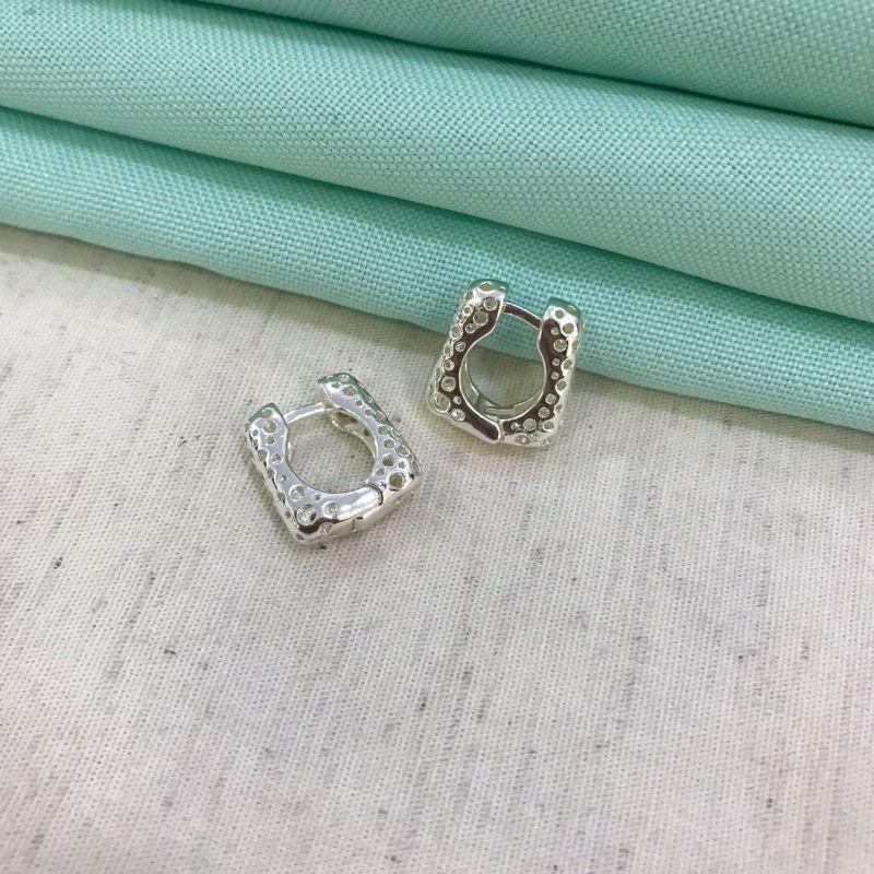 ARGOLA QUADRADA TAM M BANHADO A PRATA