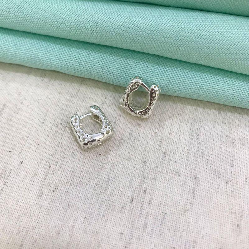 ARGOLA QUADRADA TAM P BANHADO A PRATA