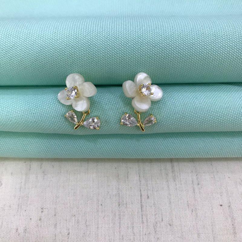 BRINCO FLOR MADREPÉROLA ZIRCÔNIA BANHADO A OURO