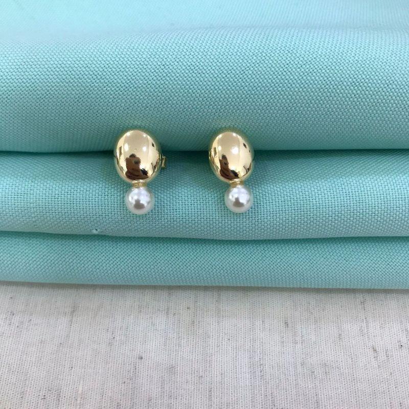 BRINCO PÉROLA FORMA E LUZ BANHADO A OURO