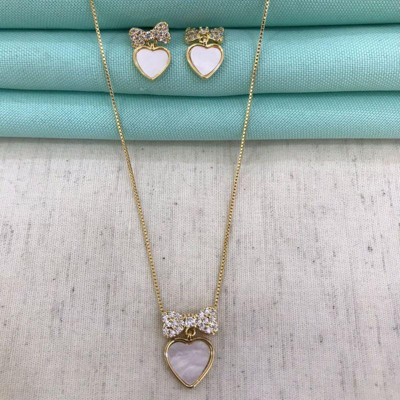CONJUNTO MADREPÉROLA CORAÇÃO BANHADO A OURO