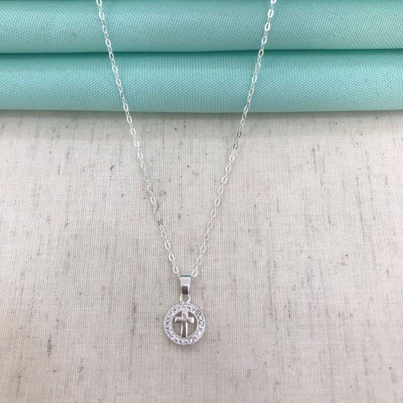 COLAR CRUZ REDONDO ZIRC. BANHADO A PRATA