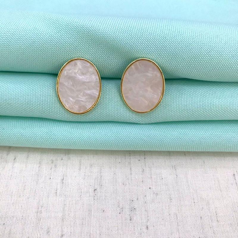 BRINCO MADREPÉROLA OVAL BANHADO A OURO