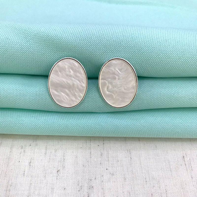 BRINCO MADREPÉROLA OVAL BANHADO A PRATA