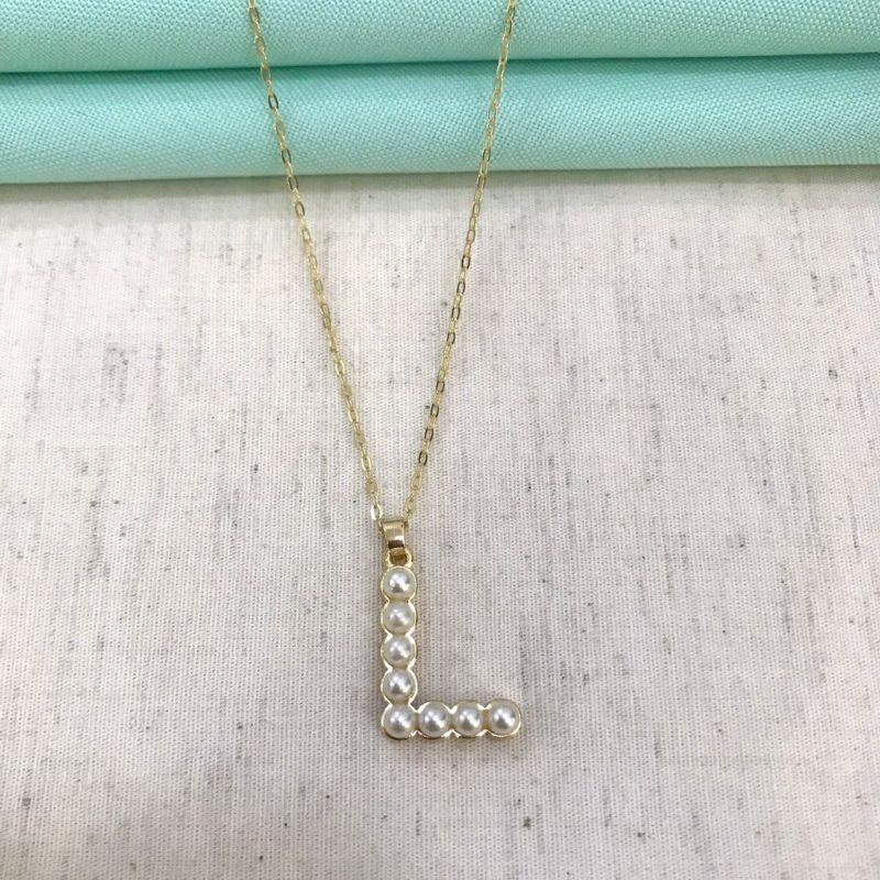 COLAR PÉROLA INICIAL L BANHADO A OURO