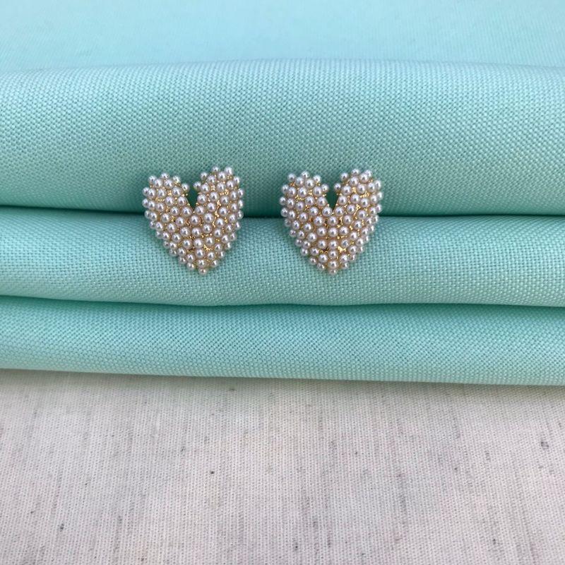 BRINCO CORAÇÃO MICRO PÉROLA BANHADO A OURO