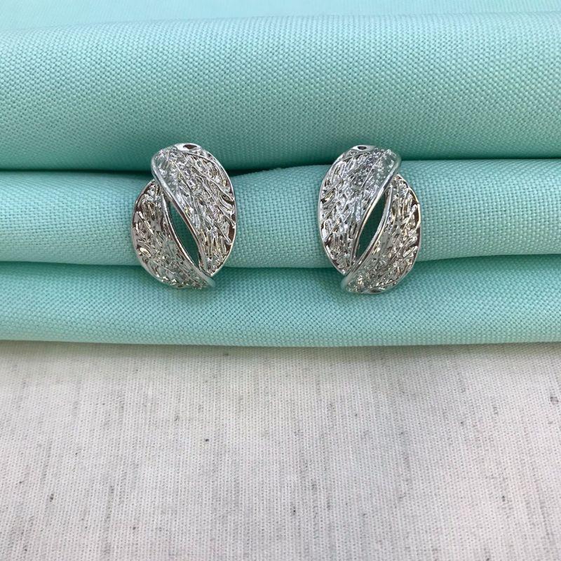 BRINCO FOLHA DE OURO BANHADO A PRATA